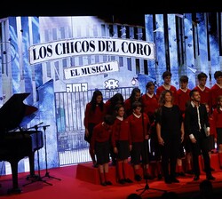 El grupo "Los Chicos del Coro", bajo la dirección y piano de Rodrígo Álvarez y la dirección coral de Marga Mateu